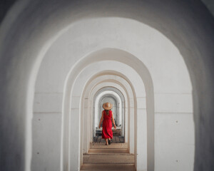 Mulher de vestido vermelho andando em corredor na Fortaleza de Sao josé de Macapá, amapá