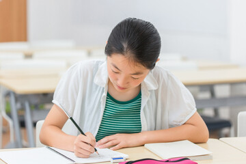 塾で勉強する日本人の女の子（小学生・中学生・高校生）
