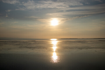 Fototapeta na wymiar 湖に沈む綺麗な夕陽 