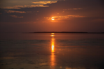 湖に沈む綺麗な夕陽
