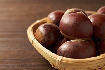 栗を木目テーブルで