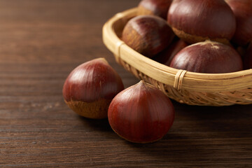 栗を木目テーブルで