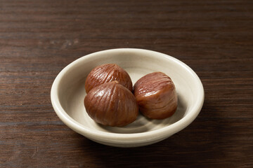 栗を木目テーブルで