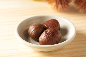 栗を木目テーブルで