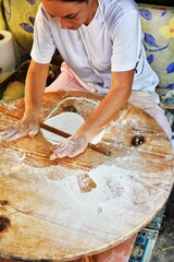 frau teig essen kochen mehl