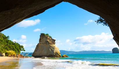 Poster Prachtig uitzicht vanuit de grot bij Cathedral Cove, Coromandel, Nieuw-Zeeland © SASITHORN