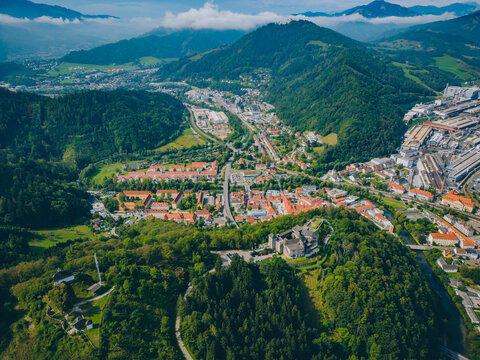 Die Burg von Oberkapfenberg auf den Schlossberg von oben