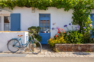 Vieux vélo, bleu sur lîle de Noirmoutier en Vendée, France.