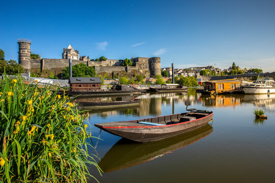 Paysage en Anjou, la rivi&egrave;re Maine au pied du ch&acirc;teau d'Angers en France.