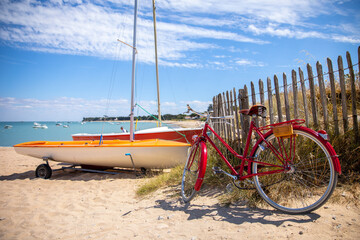 Vieux vélo rouge sur le littoral et les plage française en Vendée, île de Noirmoutier.