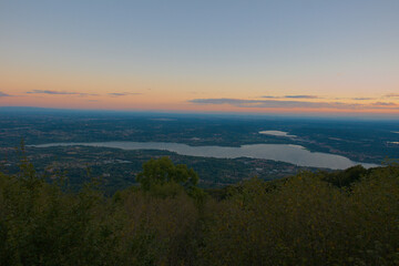 lago di varese al tramonto