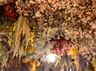 上から吊るした複数のドライフラワーの花束