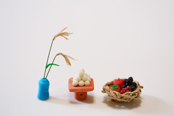 ミニチュアのお月見のお供え　ススキと月見団子、果物