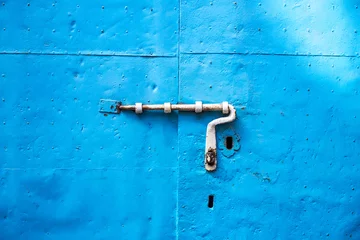 Fototapeten Loquet sur une porte d'un bleu éclatant © JeanMichel