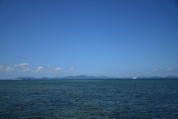 Fototapeta premium 青空の中の海中道路