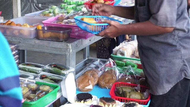 Indonesian street vendors who sell various kinds of sweet and salty cakes also sell wrapped rice. 