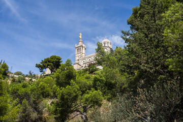 Obraz premium Vue estivale sur la Basilique Notre-Dame de la Garde depuis le Chemin du Bois Sacré