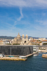Fototapeta premium Vue sur la Cathédrale La Major et le Mucem de Marseille depuis le Parc Émile Duclaux