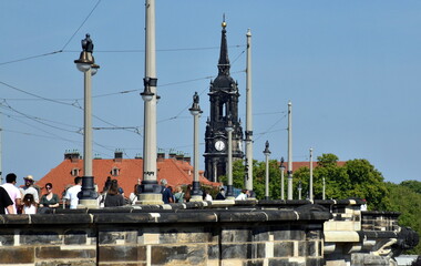 Fototapeta na wymiar Passanten auf der Albertbrücke in Dresden