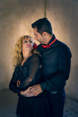 pareja de baile ensaya en una casa