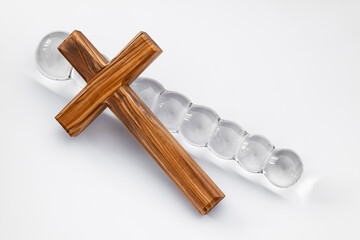 Sexspielzeug und Holzkreuz