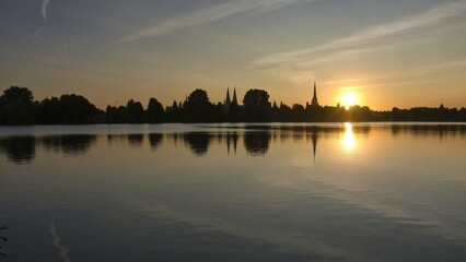 Piękne i urokliwe miejsce odpoczynku w Lubece. Jezioro Großer Plöner See podczas zachodu słońca