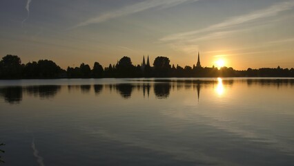Fototapeta premium Piękne i urokliwe miejsce odpoczynku w Lubece. Jezioro Großer Plöner See podczas zachodu słońca