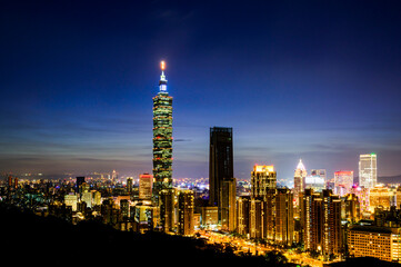 Fototapeta na wymiar Night view of Taipei's modern buildings from the top of the Xiangshan mountain in Taipei, Taiwan.
