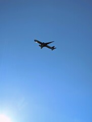 空高く飛ぶ飛行機