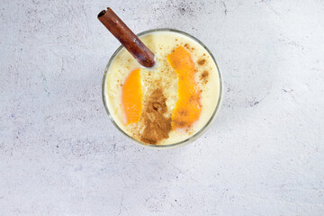 Zenith view, delicious rice pudding with cinnamon and with a touch of orange, presented in a bowl.