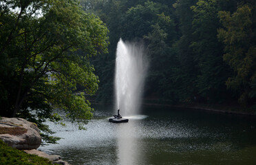 Obraz premium Fountain in the summer park 