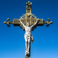jésus sur la croix sur un fond de ciel bleu