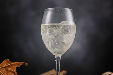 Weißwein Cocktail eiskalt im Glas