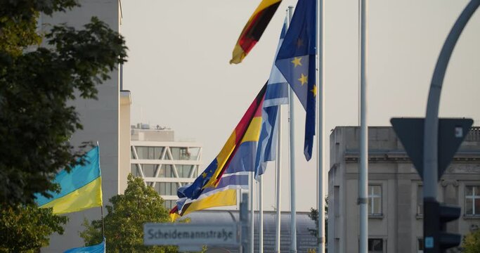 Fahnen von Israel, Deutschland und Europ&auml;ische Union fkattern im Wind.