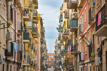 Deurstickers Gasse im Viertel La Barceloneta in Barcelona / Spanien © Henry Czauderna