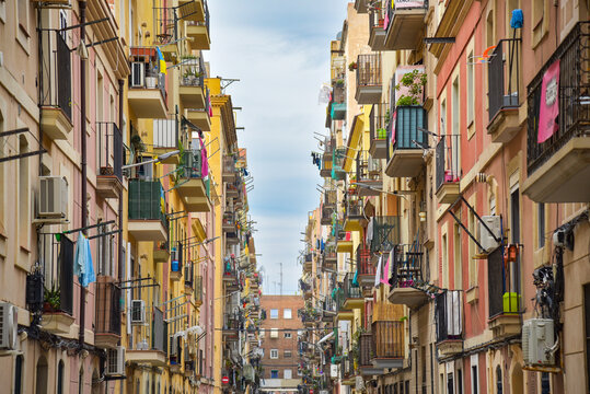 Gasse im Viertel La Barceloneta in Barcelona / Spanien