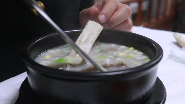 한국 전통 국물 요리인 갈비탕에 큰 뼈가 있는 모습