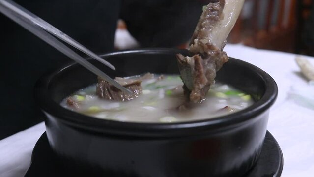 한국 전통 국물 요리인 갈비탕에 큰 뼈가 있는 모습