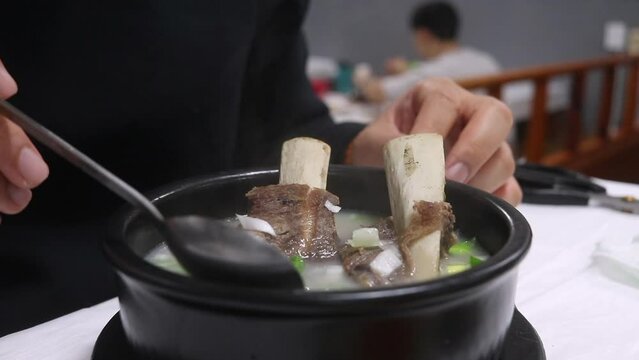 한국 전통 국물 요리인 갈비탕에 큰 뼈가 있는 모습