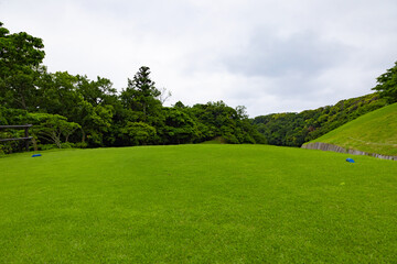 Fototapeta na wymiar アップダウンのあるゴルフ場・打ちおろしコースのティーグラウンド（千葉県富津市）