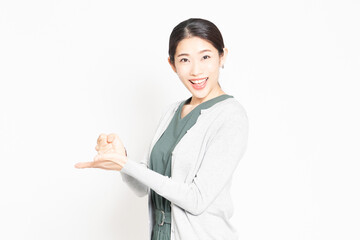 納得したジェスチャーをする女性
