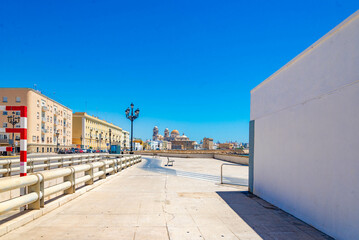 ciudad costera blanca española e historica de Cadiz	