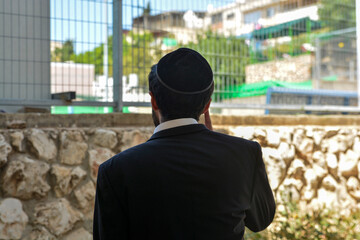 Fototapeta na wymiar An ultra-Orthodox Jewish businessman talking on the phone 