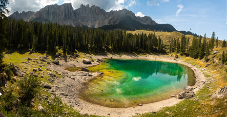 Karer See mit Latermar im Sommer als Panorama