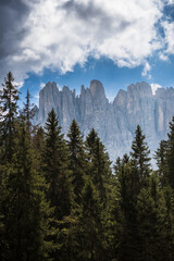Latemar Türme vom Karer See aus gesehen mit Wolken