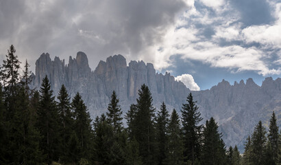 Latemar Türme vom Karer See aus gesehen mit Wolken