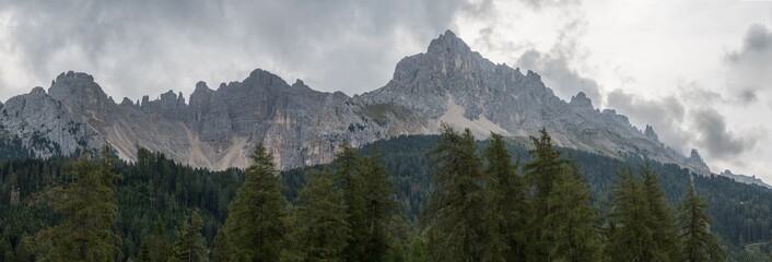 Latemar von Obereggen aus gesehen  mit Wolken