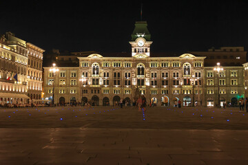 Fototapeta premium Rathaus von Triest bei Nacht