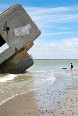 Blockhaus échoué sur la plage en Normandie