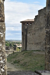Fototapeta na wymiar rempart médiéval et porte de l'Aude à la cité de Carcassonne